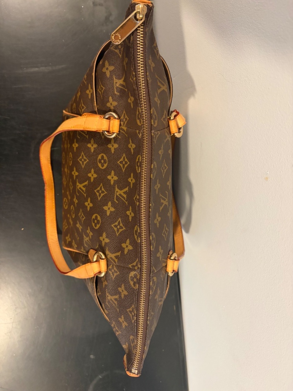 Louis Vuitton Totally MM Tote in Monogram Canvas - Picture 4 of 5